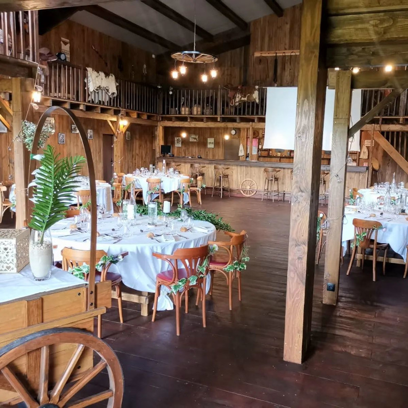 atelier culianire charcuterie sur assiette avec main se servant