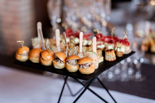 Plateau cocktail pour mariage avec bouchées, amuses-bouche, verrines, mini hamburger.