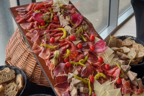 plateau de charcuterie et fromage à emporter. Ensemble de charcuteries, jambon, pâté, fromage et pain constituant un plateau traiteur à emporter