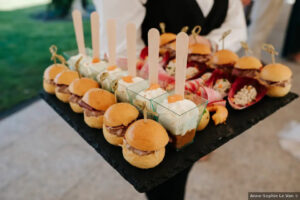 Ardoise amuses bouche composée de verrines et en-cas