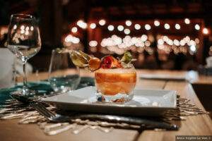 Table décorée et assiette servie avec verrine