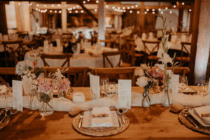 Table de mariage décorée somptueusement pour repas de mariage avec fleurs