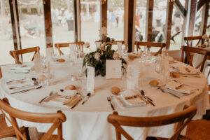 Table ronde décorée pour fête de mariage, couverts, fleurs et couverts