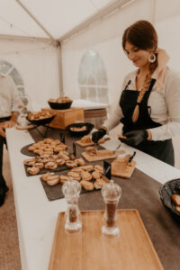 Dressage par une serveuse professionnelle d'ardoises d'amuses bouche pour festivité de mariage