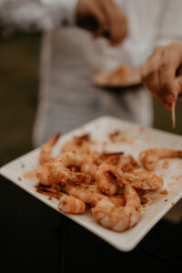Préparation de gambas à la plancha pour événement festif.