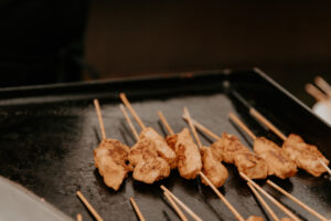 Brochettes de viande avec pics cuites à la plancha.