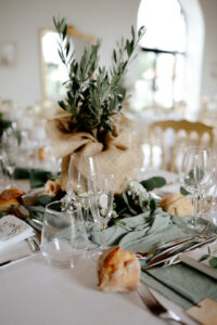 Dressage table avec verres, couverts et branche d'olivier