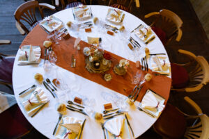 Table ronde préparée avec décoration de fête pour évènement de mariage