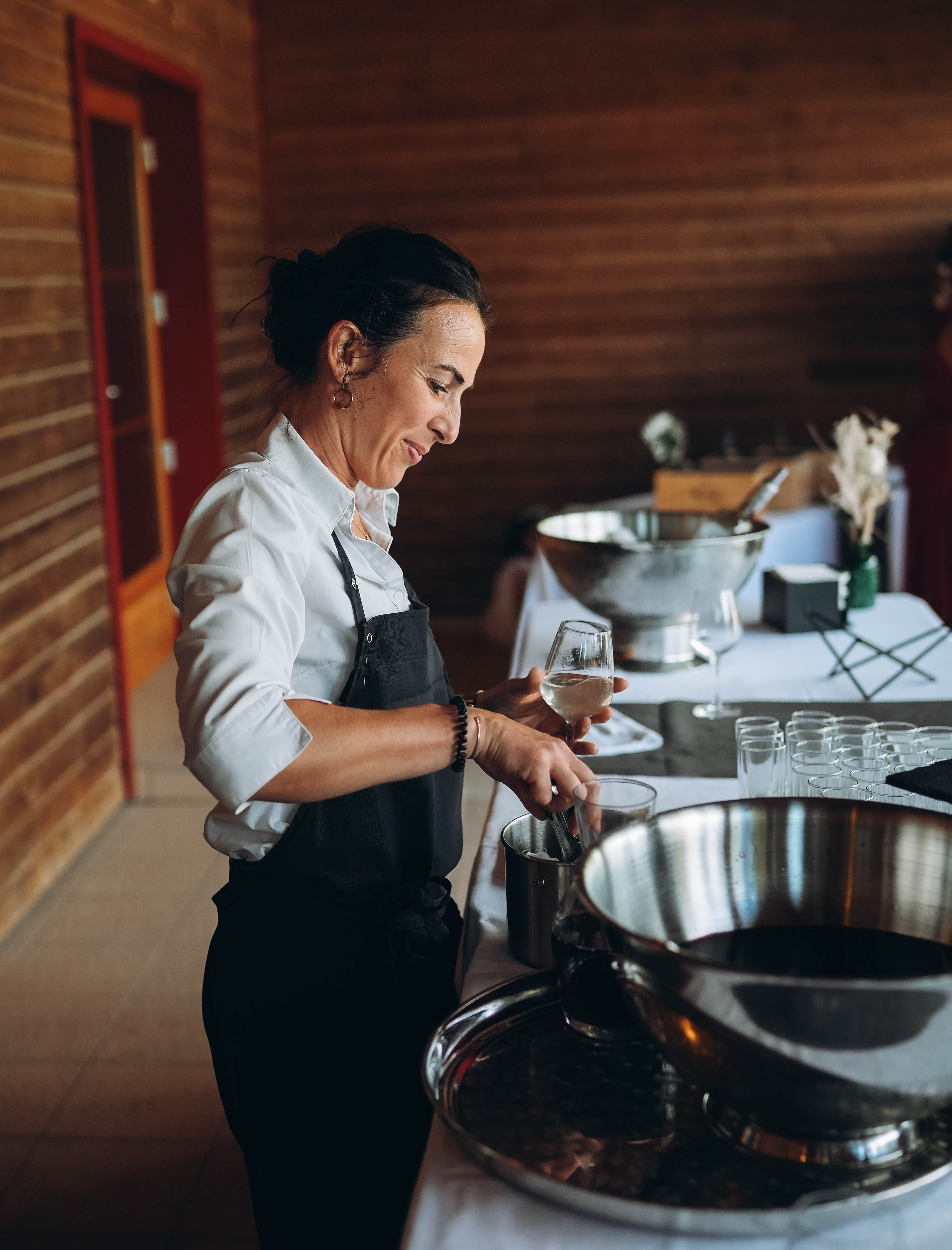 femme préparant un plat de réception, matériel de cuisine