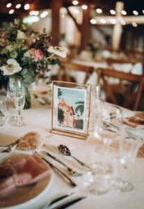 table de réception décorée avec soin et goût avec couverts et fleurs