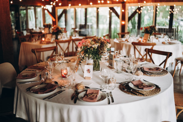 table dressée pour évènement et décorée