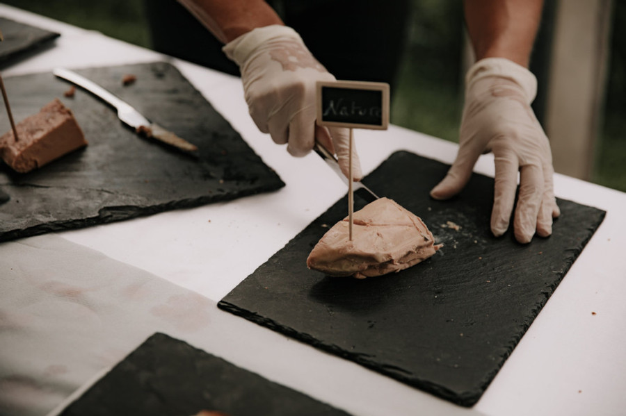 foie gras préparé sur un plateau