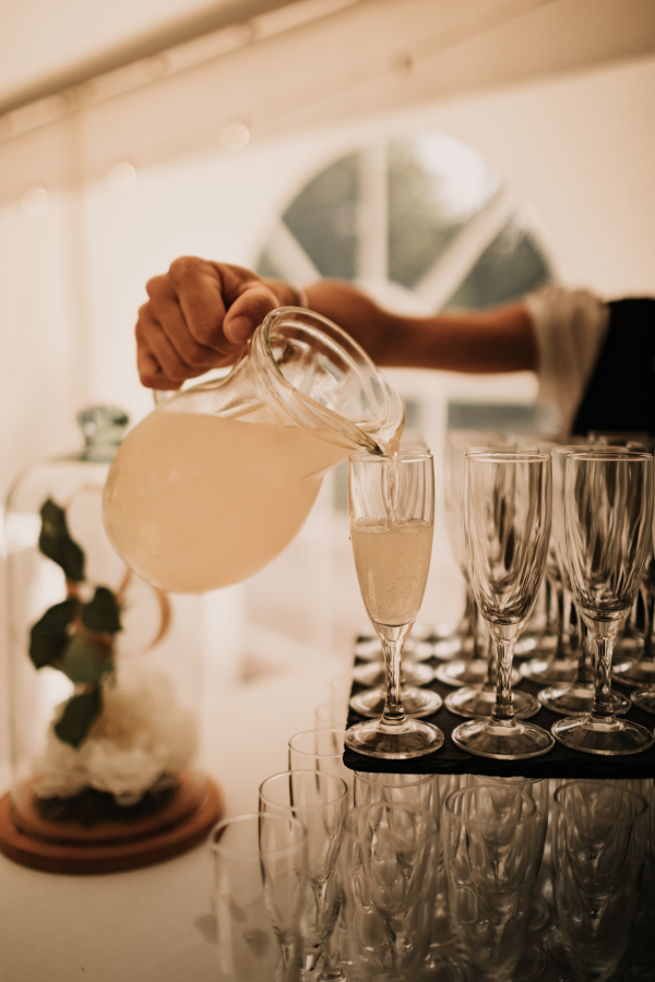 carafe remplissant des flutes de boisson