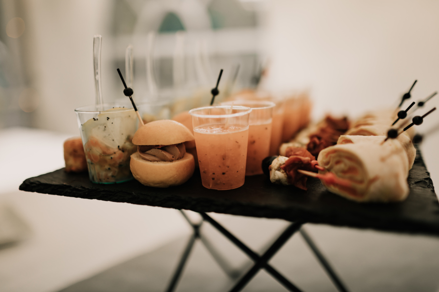 bouchées présentées sur un plateau