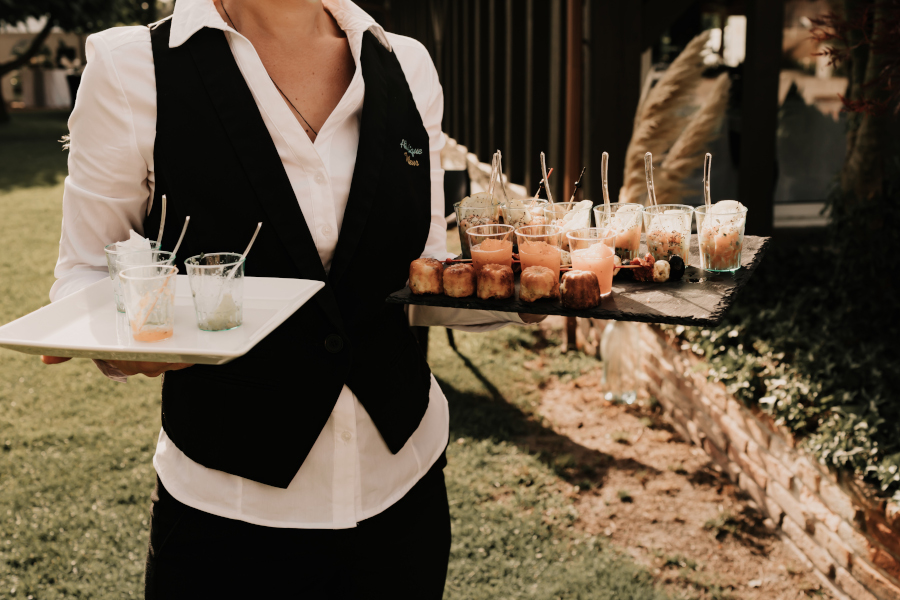 Serveuse présentant des plateaux de bouchées