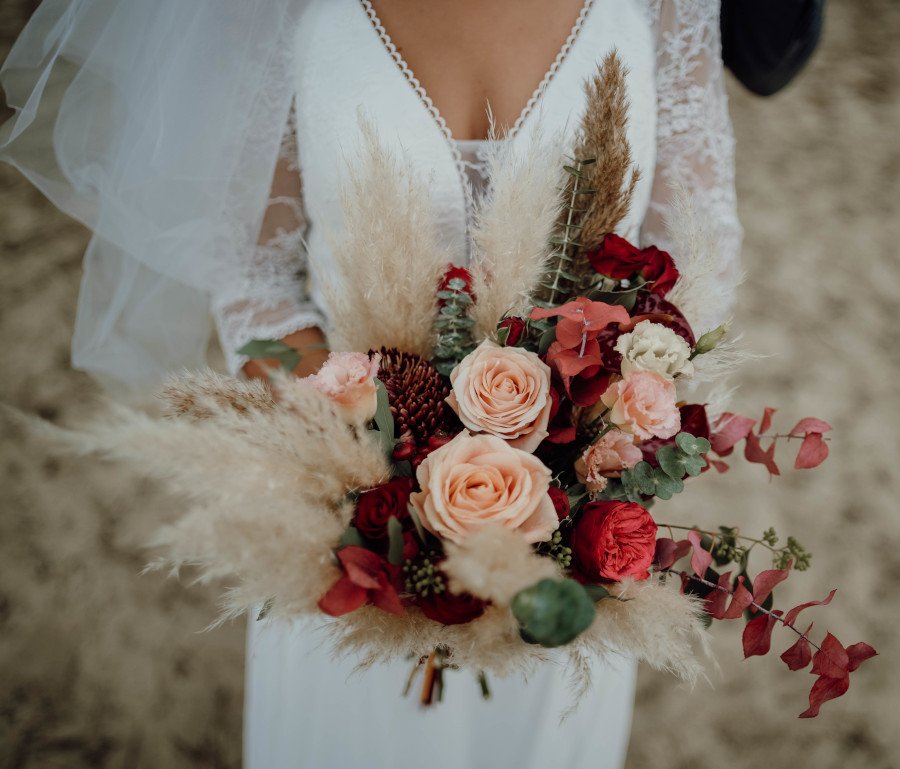 mariée tenant un bouquet de fleurs