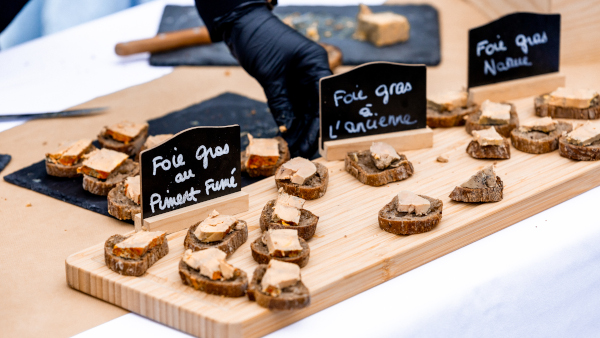 Planche de différents foies gras présentés en toasts