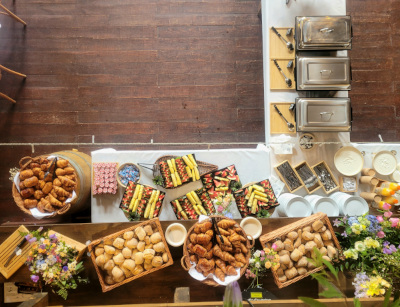 table dressée pour un brunch
